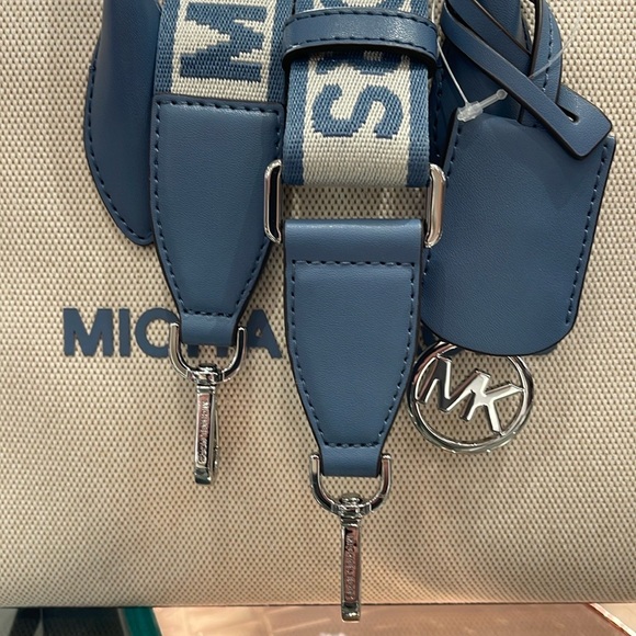 Michael Kors Mirella Small Shopper Top Zip Logo Crossbody XBODY Bag MK
Denim
NWT - Picture 15 of 16